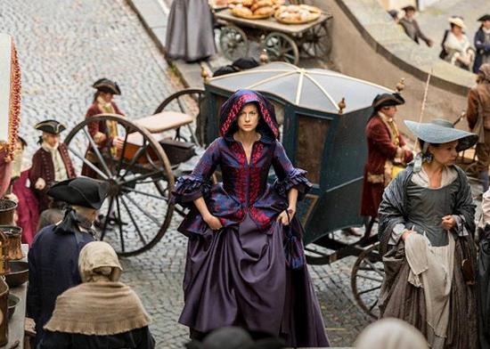 Bear McCreary, compositore di Outlander, ha affermato che la seconda stagione sarà molto diversa dalla prima Un'immagine promozionale della seconda stagione di Outlander