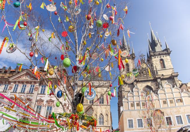 Piazza della Città Vecchia addobbata per Pasqua Pasqua a Praga