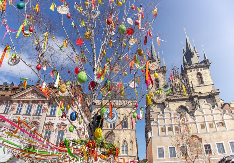 Piazza della Città Vecchia addobbata per Pasqua Pasqua a Praga