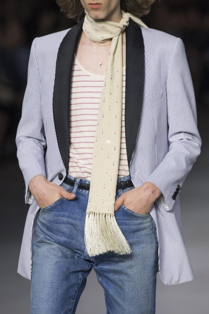 Giacca a righe, t-shirt e denim in passerella da Celine per la PE 2020 ll denim protagonista in passerella
