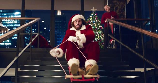 L'attore T.J. Miller è uno dei protagonisti della commedia natalizia La festa prima delle feste. Una immagine tratta dal film La festa prima delle feste del 2016
