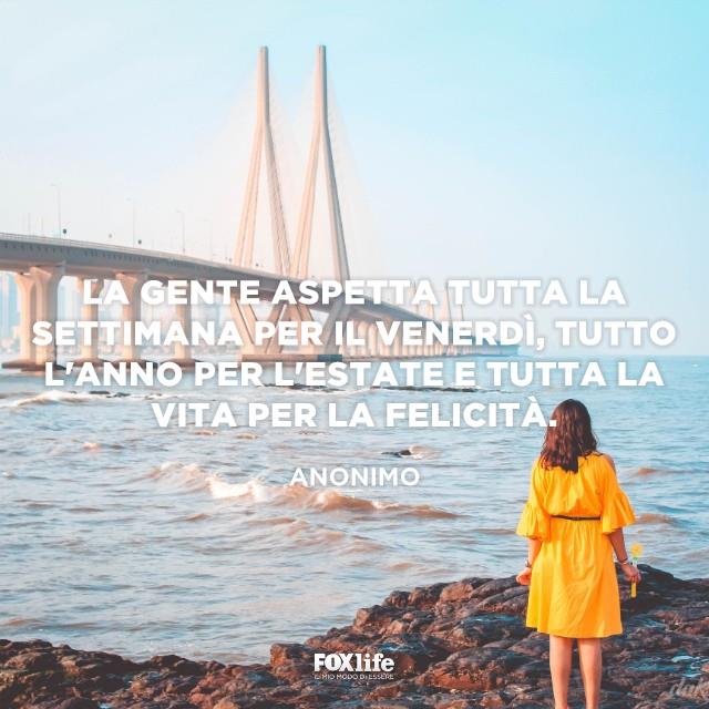 Ricerca della felicità Ragazza osserva un ponte