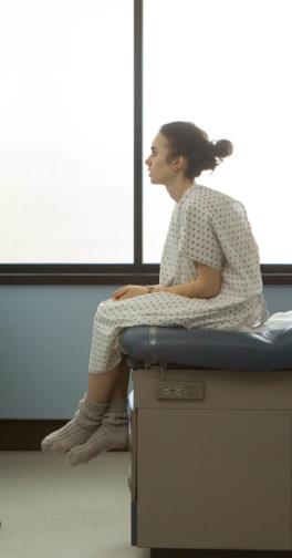 Lily Collins in To the Bone Lily Collins seduta in ospedale in una scena di To the Bone