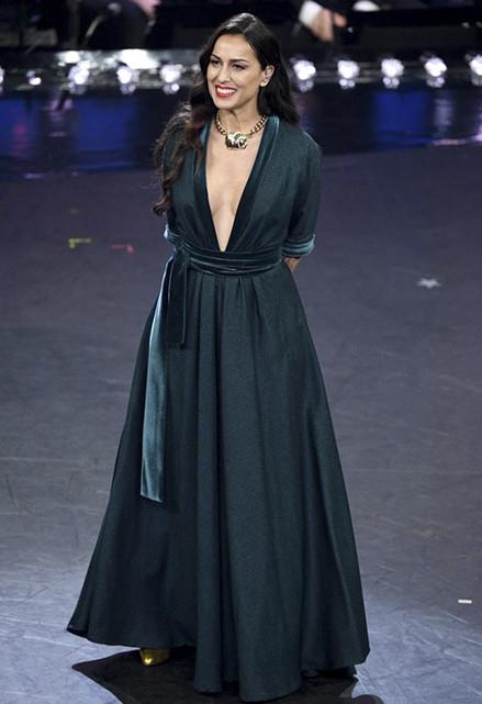 Syria Sanremo 2019 Syria a Sanremo 2019 indossa un abito verde petrolio