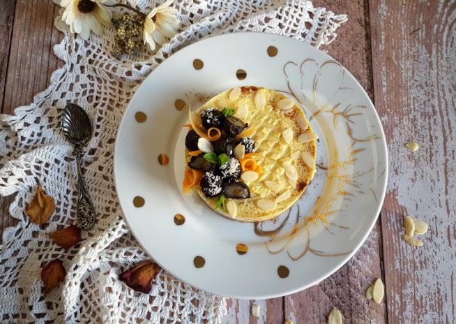 Dolcetto alle carote Dolce a strati con frutti di bosco sopra