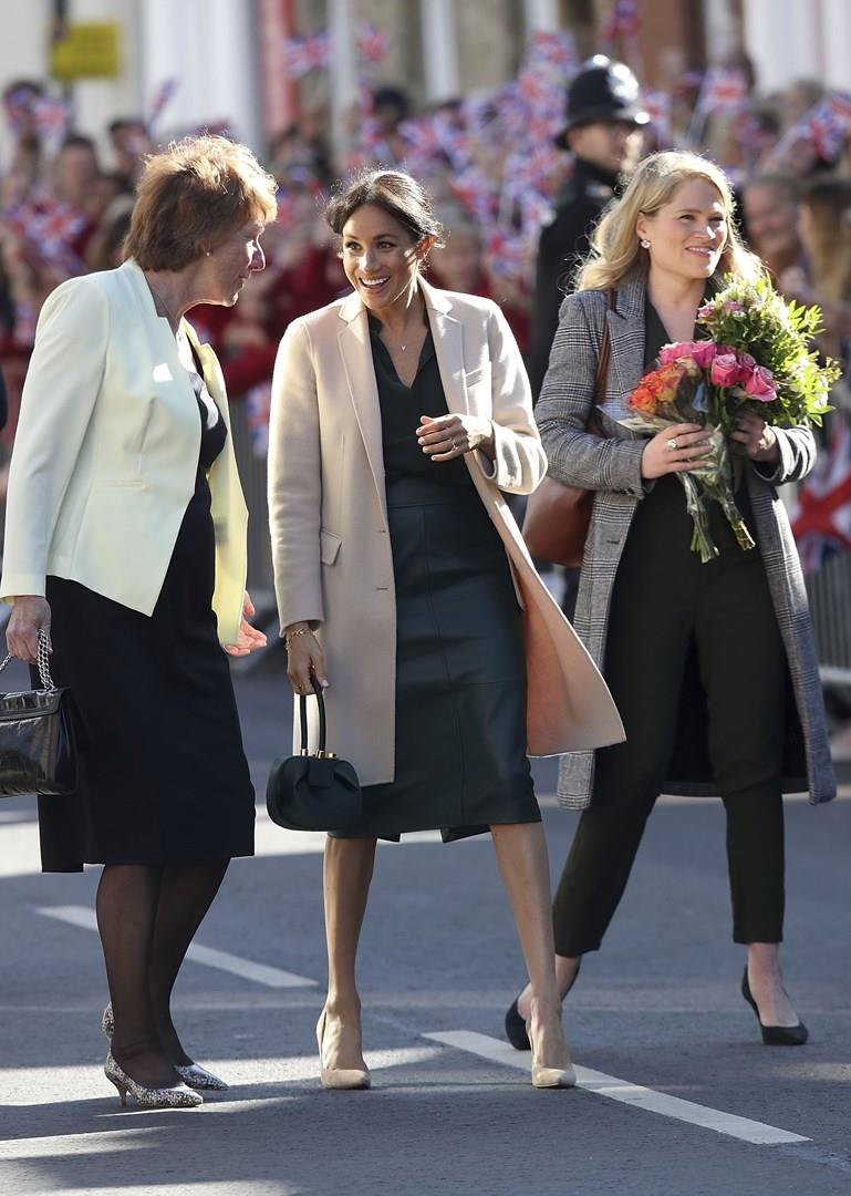 Meghan Markle: un'altra segretaria si licenzia Meghan Markle con segretaria