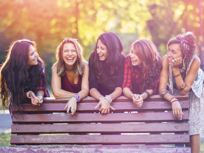 I tagli di capelli più IN dell'estate 2017 Gruppo di ragazze sorridenti al parco