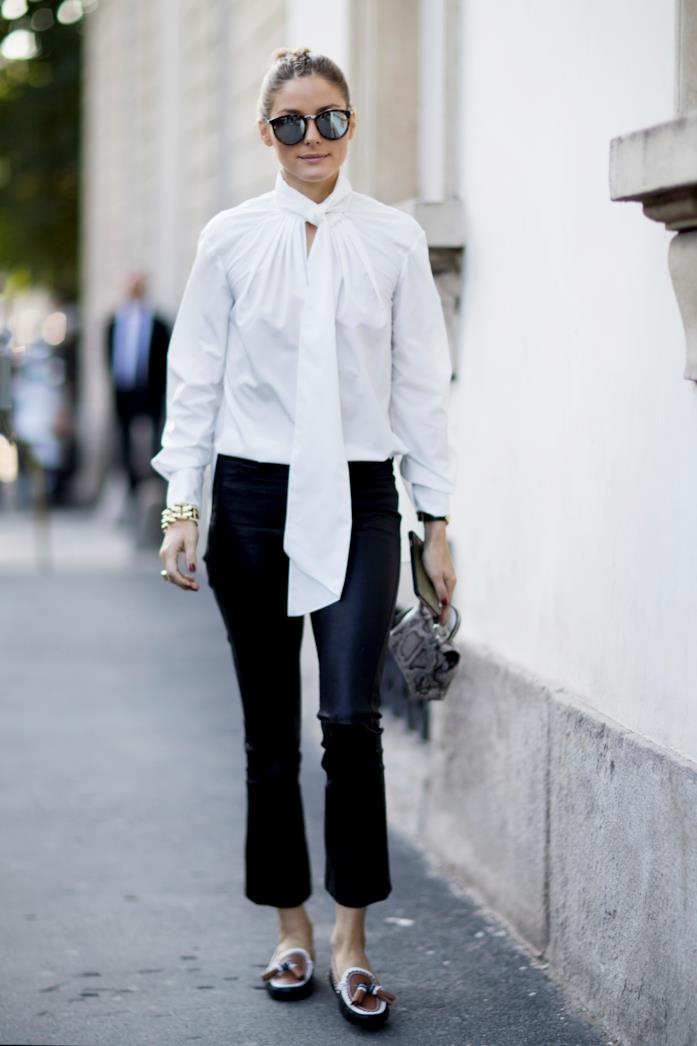 Camicia bianca con il fiocco e pantaloni alla caviglia Camicia, pantaloni corti alla caviglia e mocassini