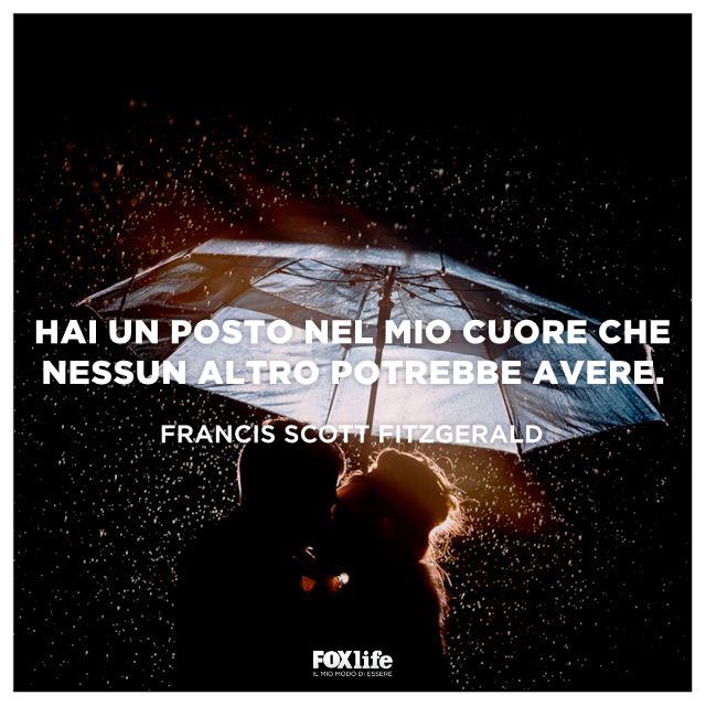 Frase Francis Coppia si bacia sotto un ombrello mentre piove