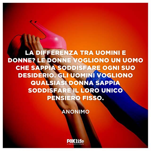 Differenza tra uomini e donne Gamba di donna in primo piano