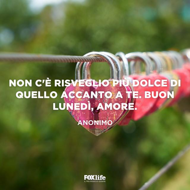 Risvegli belli Lucchetti a forma di cuore appesi a un filo