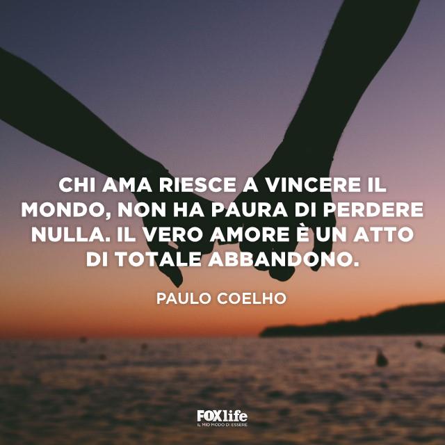 L'amore rende forti Ragazzi si tengono per mano