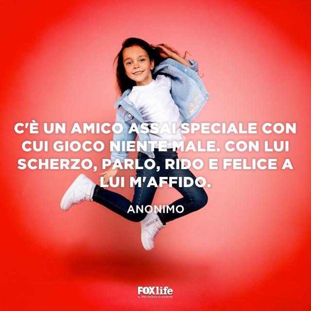 Frase sugli amici Bambina salta felice