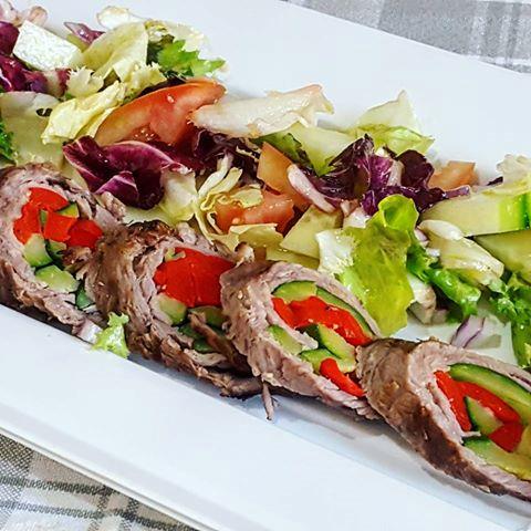 Rotolo ripieno di verdure Rotolo di carne ripieno e insalata