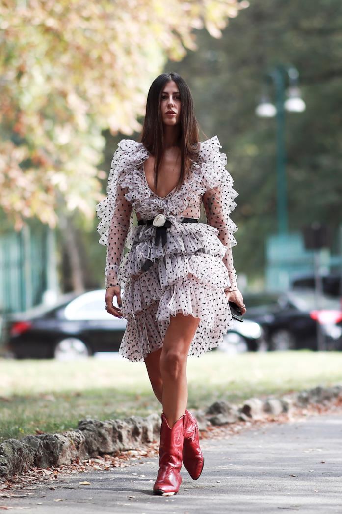 Mini dress a pois e stivali Western per Gilda Ambrosio fotografata a Milano Mini dress a pois e stivali Western per Gilda Ambrosio