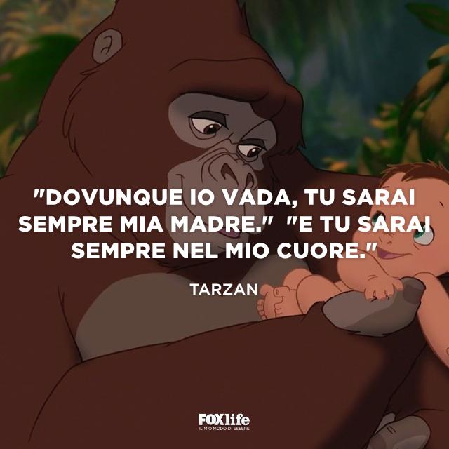 Dialogo tra Tarzan e la madre Tarzan in fasce in braccio a un gorilla