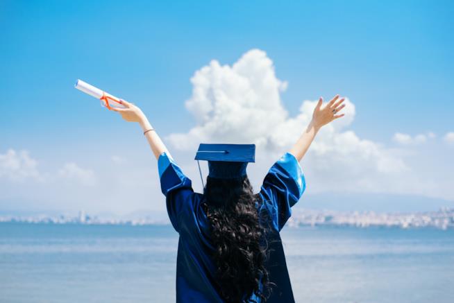 Frasi sulla laurea Ragazza con la divisa da laurea