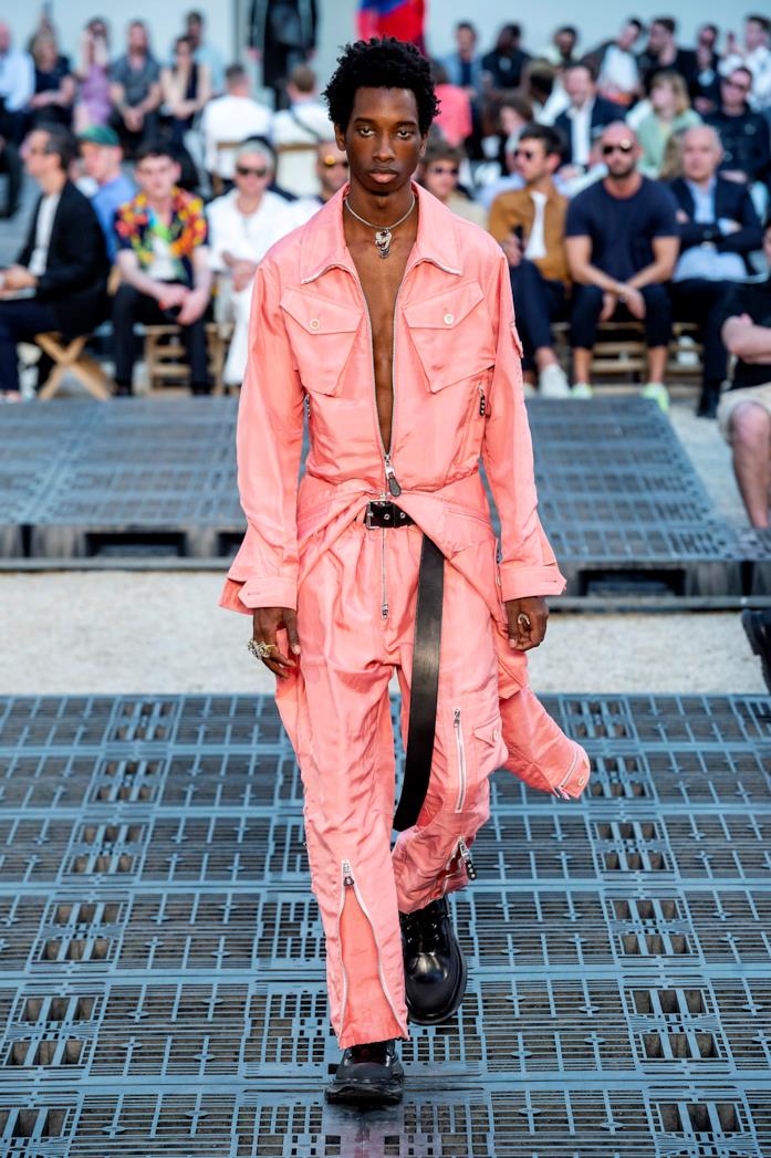 Sfilata Alexander McQueen Un completo rosa nella sfilata Alexander McQueen