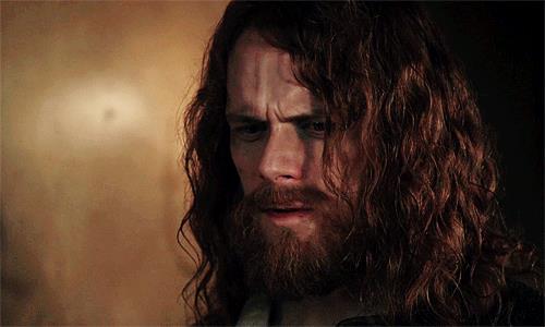 Jamie Jamie con barba incolta e capelli lunghi