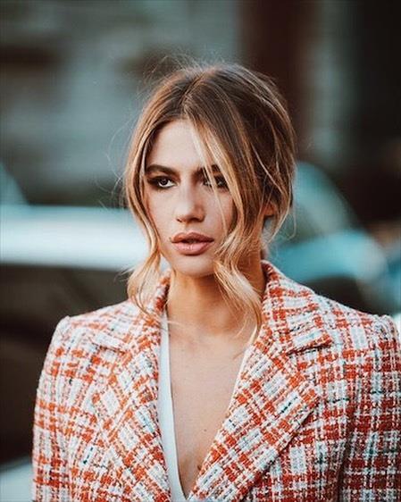 Cristina Marino Cristina Marino con capelli raccolti e giacca tartan