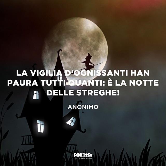 Frase sulla vigilia di Ognissanti Illustrazione di una strega su una scopa che vola