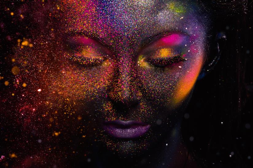 I migliori cosmetici per realizzare un trucco olografico Make-up olografico