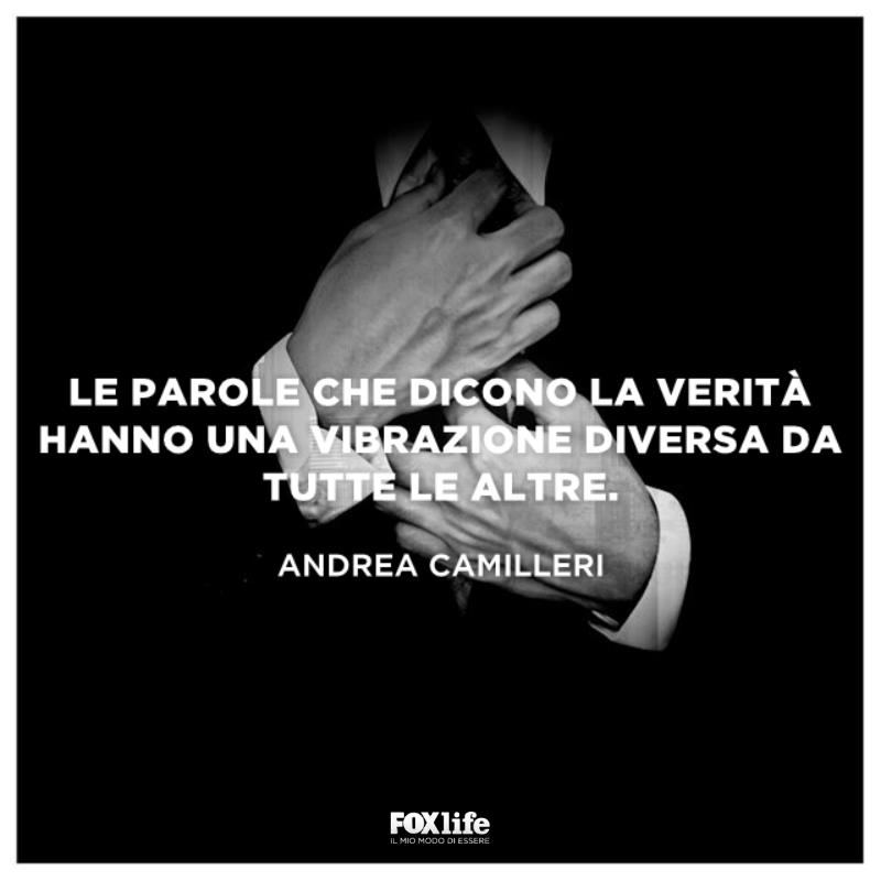 Frase sulla verità Uomo si annoda la cravatta