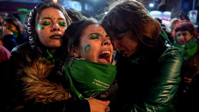 Argentina: il senato non approva la legge sull'aborto e le donne scendono in piazza Proteste in Argentina per la legge sull'aborto