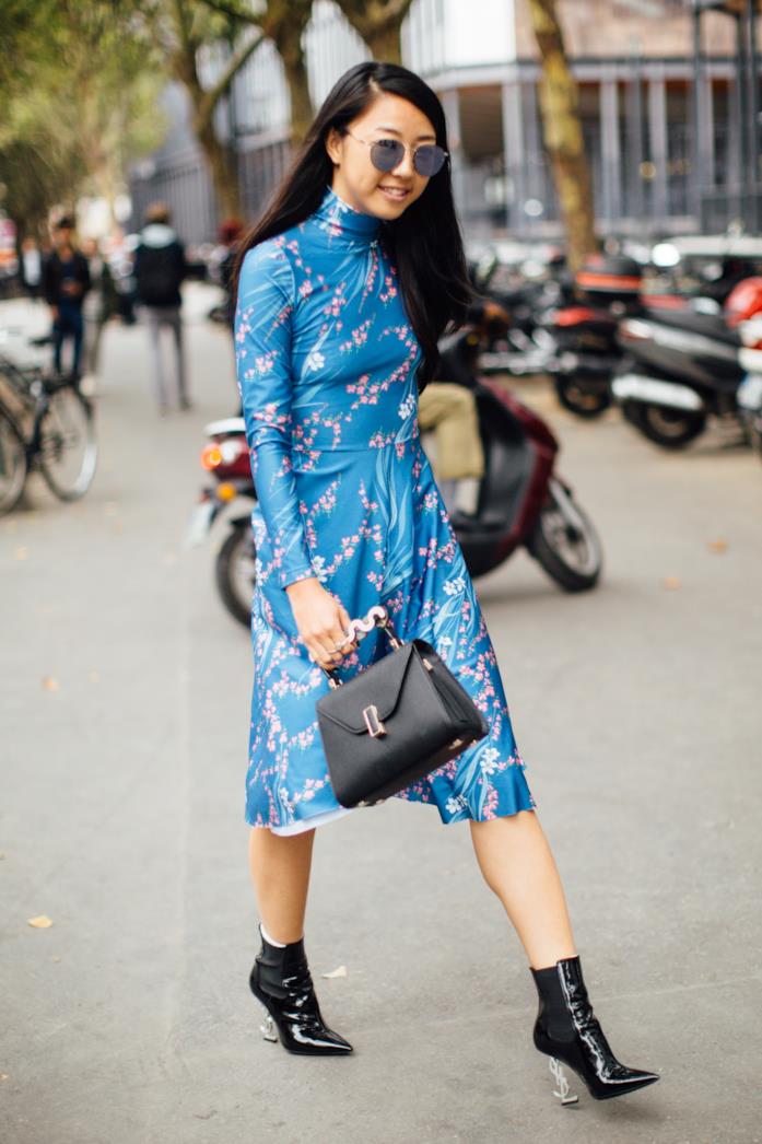 Abito a fiori sotto il ginocchio, stivaletti di vernice e borsa a mano Vestito floreale dalla lunghezza midi, stivaletti neri di vernice e handbag coordinata