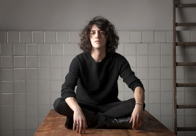 Dopo essersi fatto notare con l’album La fine dei vent’anni Motta presenta il nuovo progetto Vivere o Morire Vivere o Morire: il nuovo album di Motta