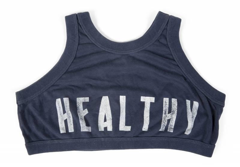 L'iconico top crop di Madonna con la scritta 'healthy'
