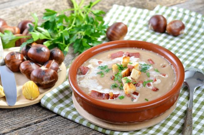 Zuppa di castagne con fagioli bianchi e funghi porcini: la ricetta Primo piano di una zuppa di fagioli bianchi, castagne e funghi porcini