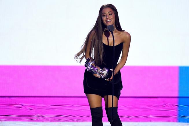 Ariana Grande pubblica il videoclip di breathin, dal suo ultimo album Sweetener Ariana Grande: esce il video di breathin