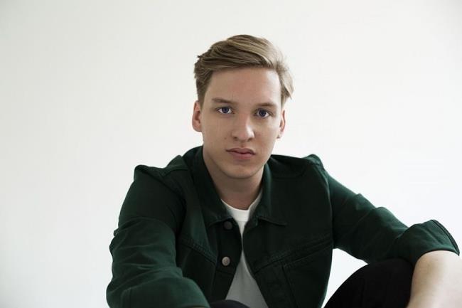 George Ezra annuncia la pubblicazione del nuovo album: esce il 23 marzo e si intitola Staying at Tamara's George Ezra per Staying at Tamara's