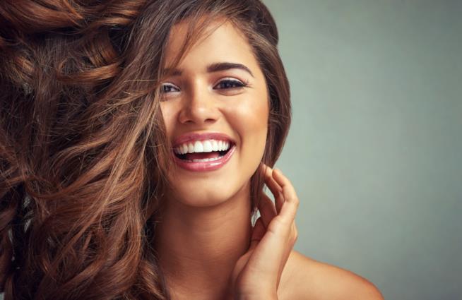 I 5 ingredienti per una pelle del viso perfetta Ragazza sorridente con pelle perfetta