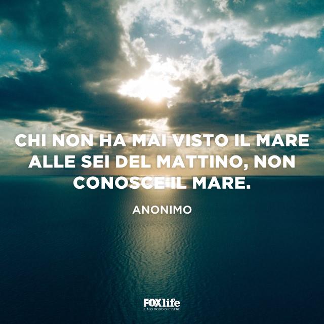 Mare alle sei del mattino Mare blu calmo