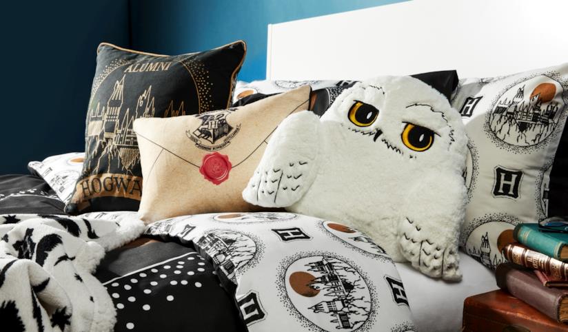 Gli accessori della collezione Harry Potter di Primark Un letto con coperte e cuscini a tema Harry Potter dalla collezione di Primark