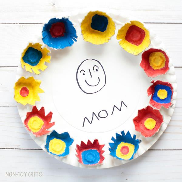Piatto di carta con il ritratto della mamma Piatto di carta con disegno e decorazioni floreali