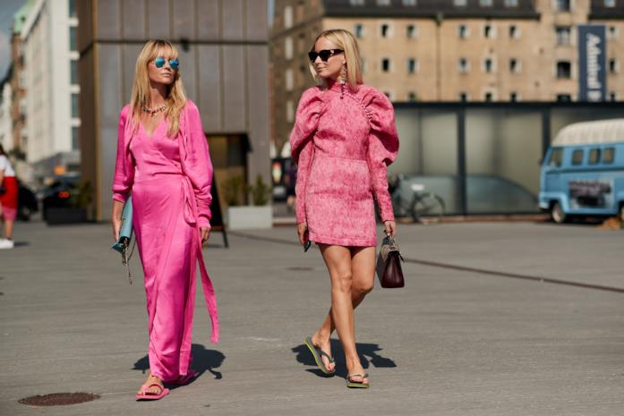 Le influencer creatrici di Rotate Jeanette Madsen & Thora Valdimarsdottir indossano due abiti Rotate