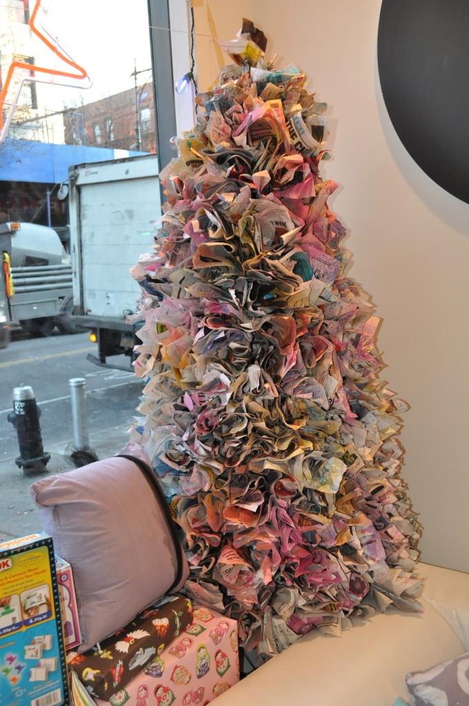 Albero di Natale realizzato con i giornali Albero di Natale creato con diversi quotidiani