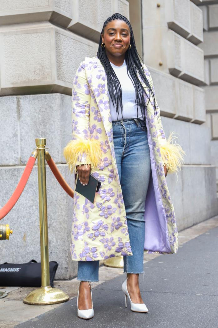 Jeans con l'orlo vivo e décolleté bianche con il tacco alto Cappottino stampato, jeans e pumps bianche