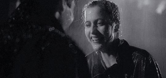 David Duchovny e Gillian Anderson nel pilot di X-Files Fox Mulder e Dana Scully al cimitero