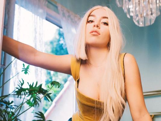 Ava Max in vetta alla hit parade inglese durante la terza settimana di gennaio 2019 La hit di Ava Max resta in vetta fra le canzoni del momento nella classifica UK