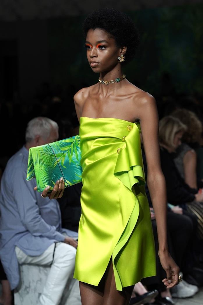 Sfilata versace Un look della sfilata Versace