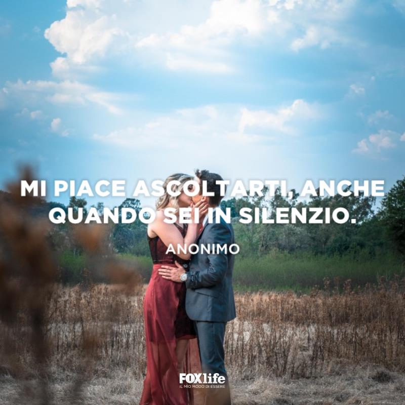 Frase sul silenzio Coppia si bacia in campagna