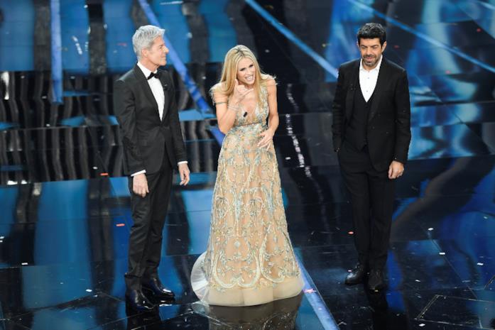 Abito fucsia firmato Alberta Ferretti per Michelle Hunziker Abito fucsia firmato Alberta Ferretti per Michelle Hunziker