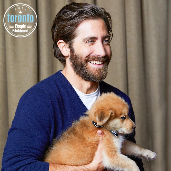 Jake Gyllenhaal  tiene in braccio un cucciolo