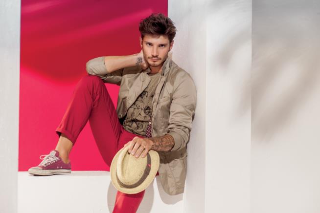 Stefano De Martino si è riavvicinato a Emma e intanto è stato visto con Dayane Mello e Desirée Popper Stefano De Martino in una foto della campagna pubblicitaria del brand Blooker