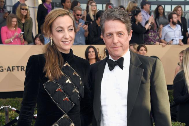 Hugh Grant si è sposato a 57 anni per ragioni pratiche: ecco quali Hugh Grant e la moglie Anna Eberstein
