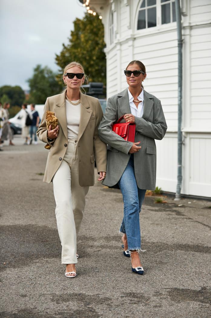 Blazer dal fit rilassato indossato con jeans a gamba dritta e tacchi alti Blazer dal fit rilassato abbinato a jeans a gamba dritta e tacchi alti
